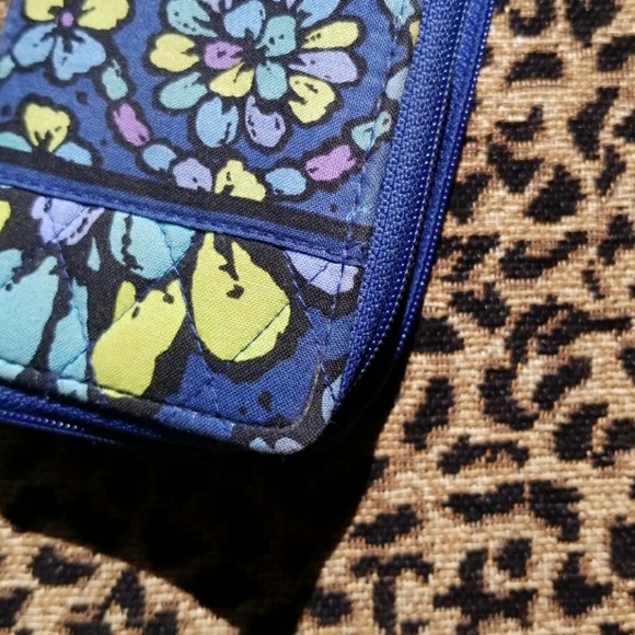 Vera Bradley wristlet - Picture 4 of 4